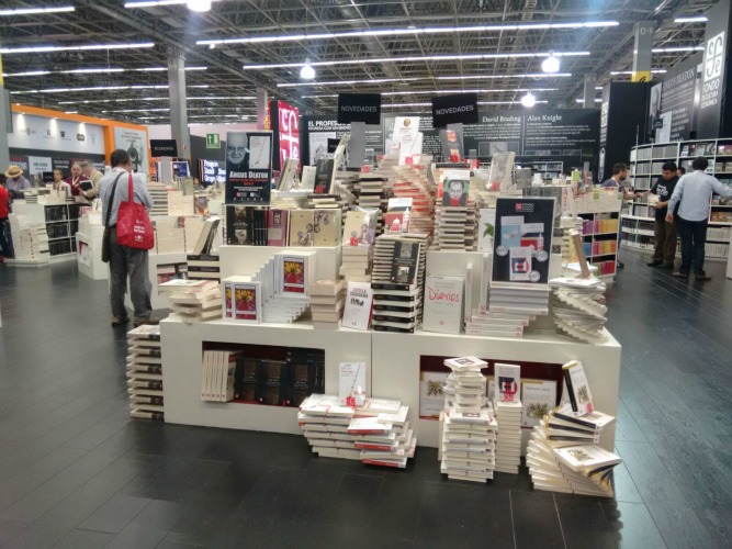 Colores y diversas figuras, el atractivo de acomodar libros